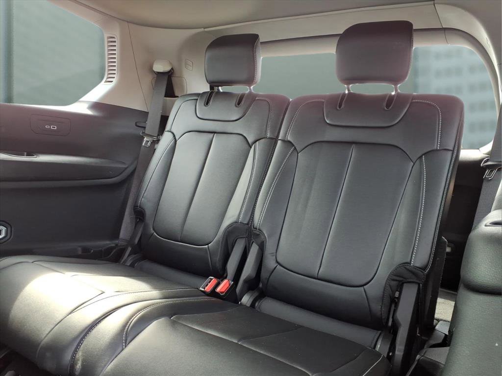 Used 2023 Jeep Grand Cherokee L Limited w/ Black Appearance Package image 15