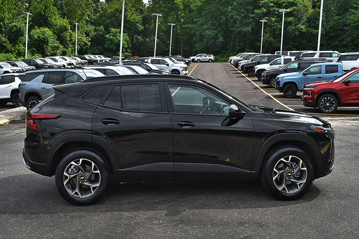 Used 2025 Chevrolet Trax LT w/ LT Convenience Package FWD image 6