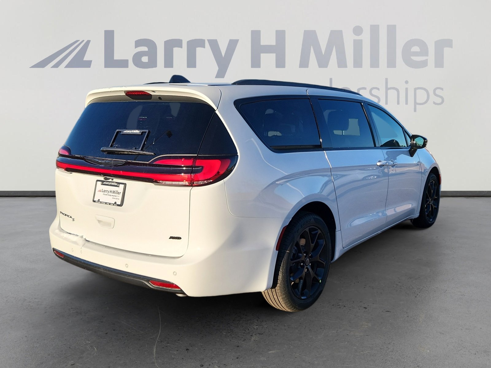 New 2026 Chrysler Pacifica Select w/ S Appearance Package AWD/4WD image 6