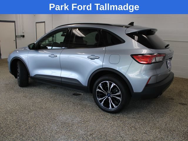 Used 2022 Ford Escape SE w/ SE Sport Appearance Package AWD/4WD image 2