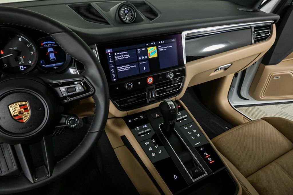 Certified 2025 Porsche Macan image 13