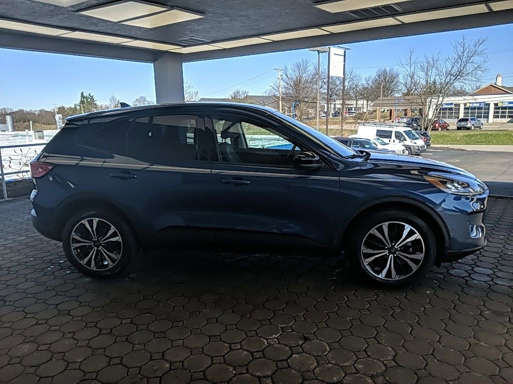 Used 2022 Ford Escape SE w/ SE Sport Appearance Package image 5