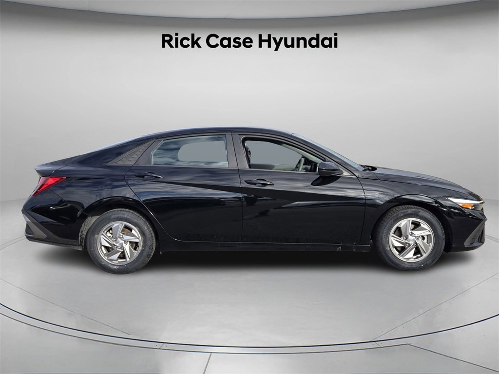 Certified 2025 Hyundai Elantra SE image 4