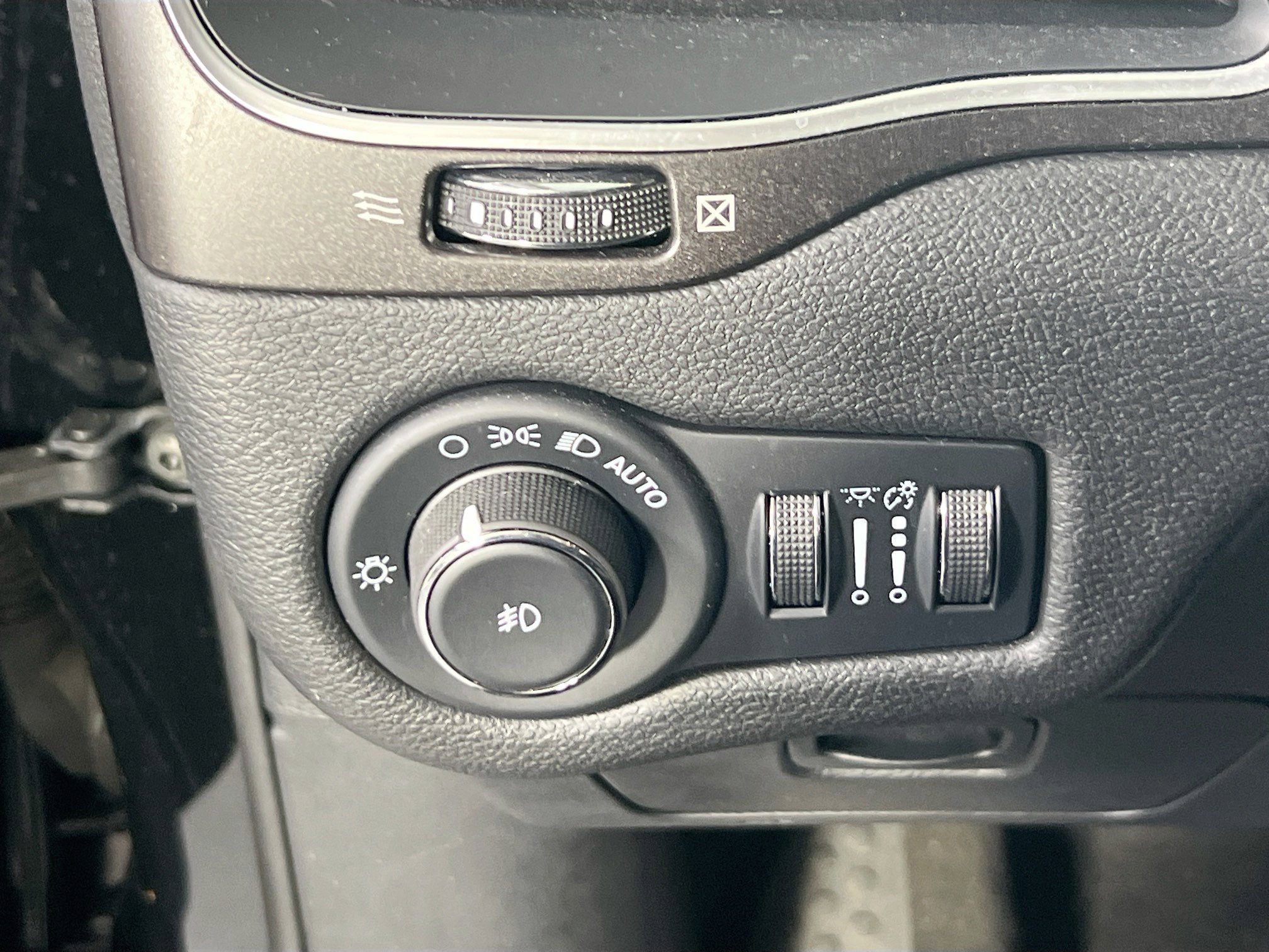 Used 2022 Jeep Cherokee Trailhawk w/ Sound & Nav Group AWD/4WD image 10