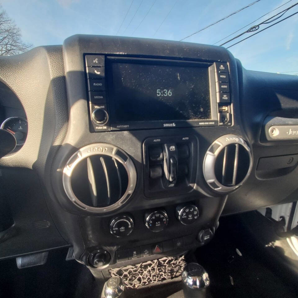 Used 2015 Jeep Wrangler Unlimited Sahara w/ Dual Top Group AWD/4WD image 20