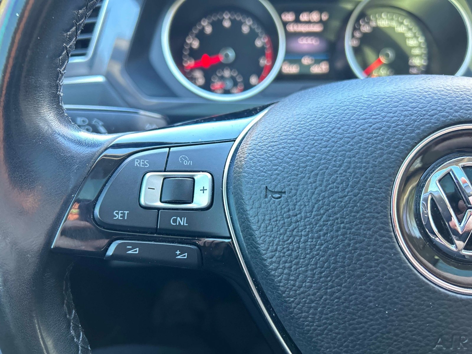 Used 2018 Volkswagen Tiguan SEL Premium AWD/4WD image 16