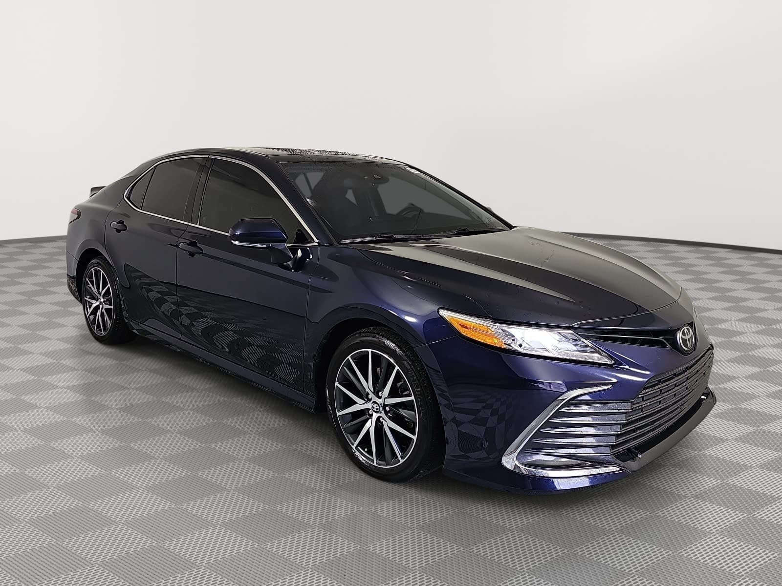 Used 2022 Toyota Camry XLE FWD image 2