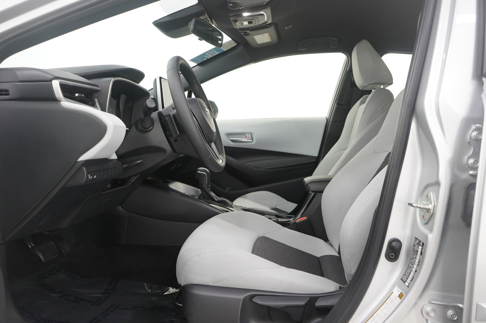 Used 2024 Toyota Corolla SE w/ SE Package image 21