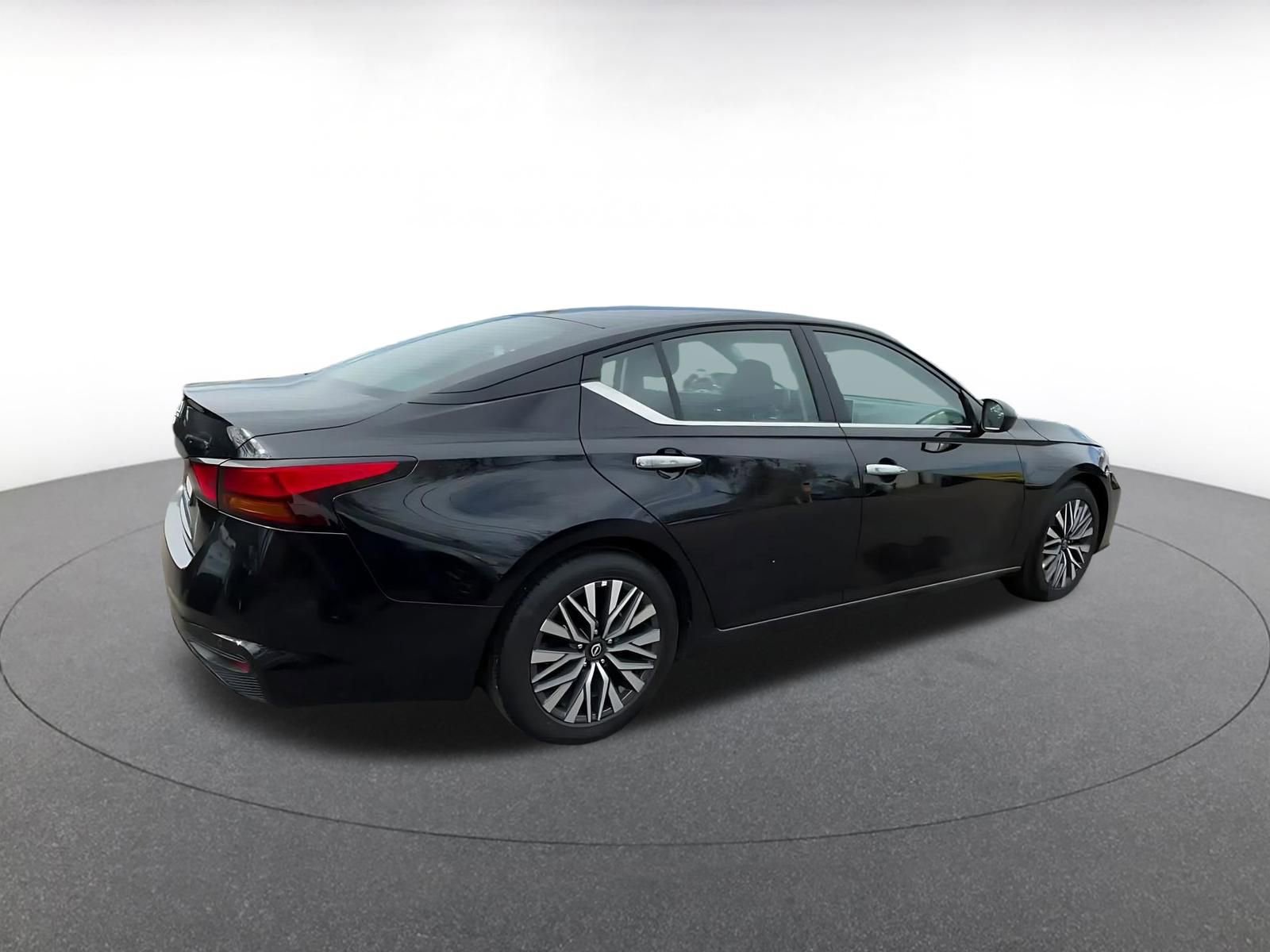 Used 2025 Nissan Altima 2.5 SV image 15