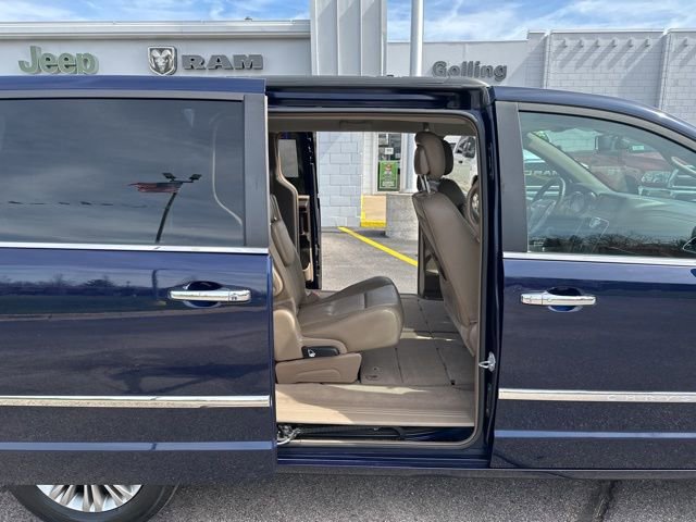 Used 2016 Chrysler Town & Country Touring-L w/ Driver Convenience Group image 19