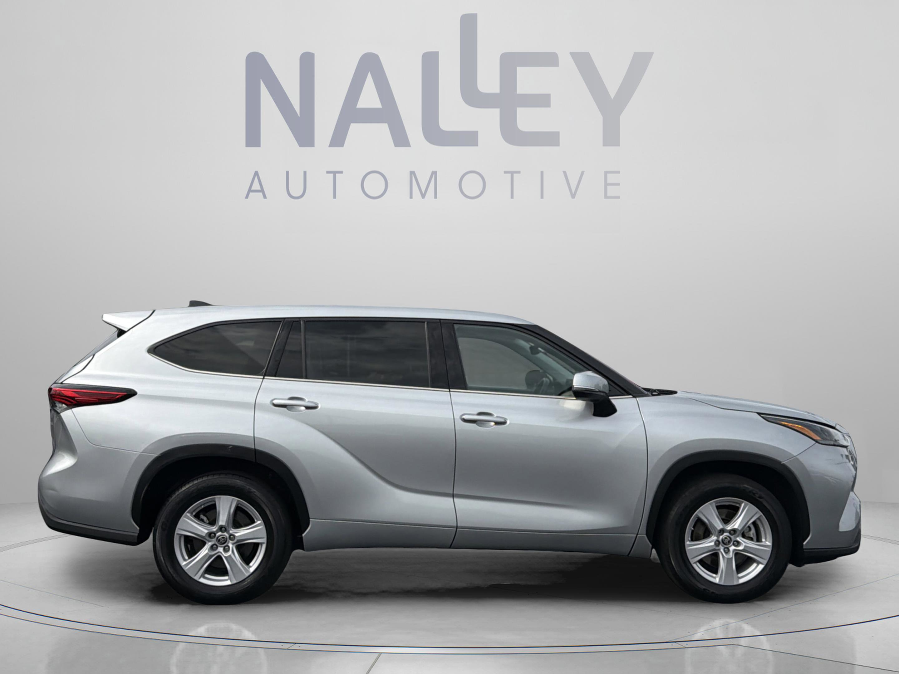 Used 2022 Toyota Highlander LE FWD image 6