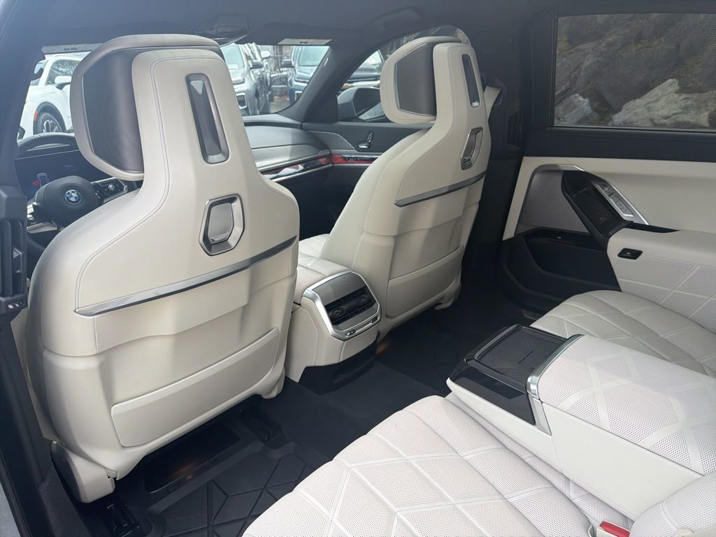 Used 2025 BMW i7 eDrive50 w/ M Sport Package RWD image 22