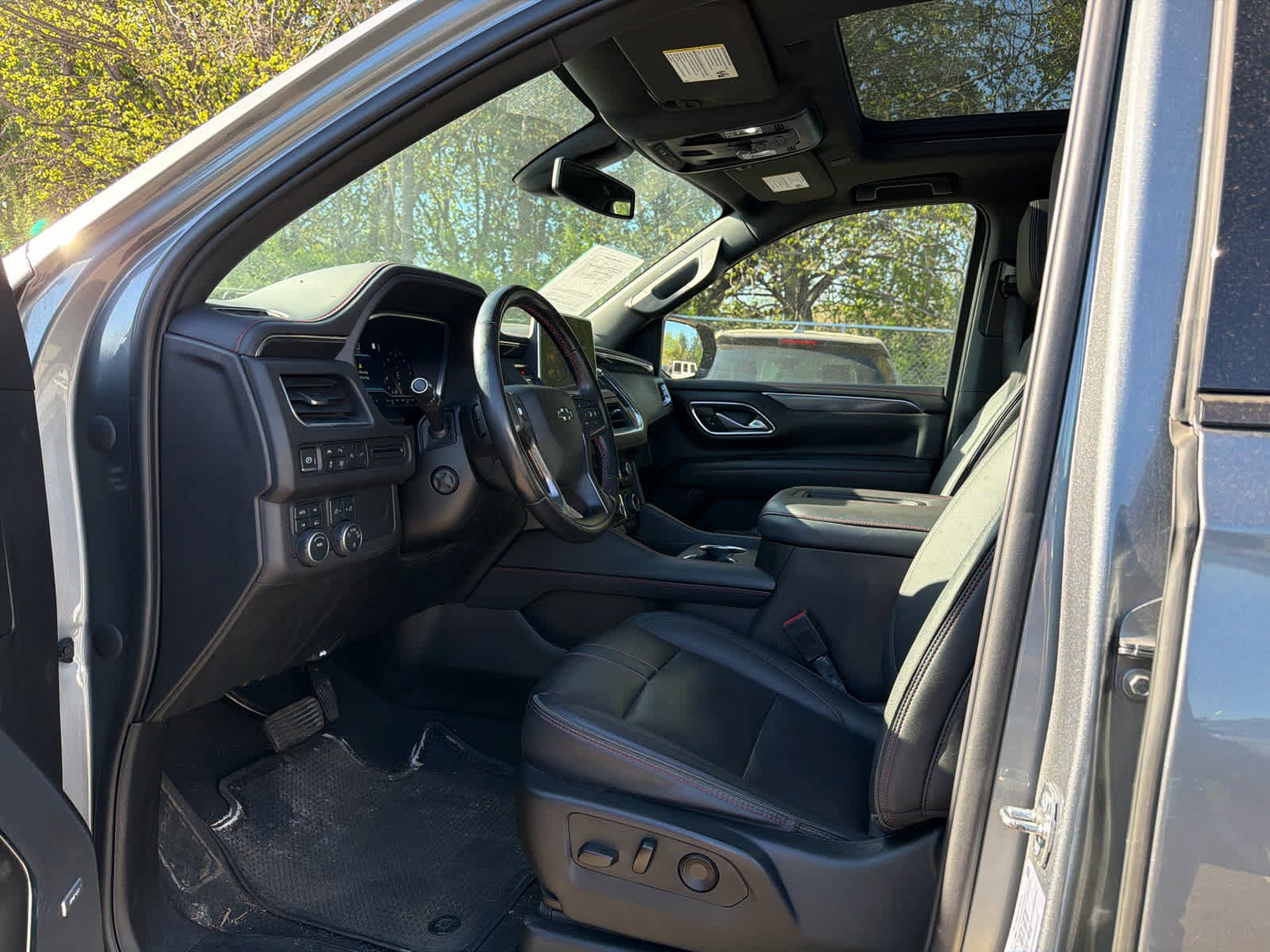 Used 2022 Chevrolet Suburban RST w/ Luxury Package AWD/4WD image 5