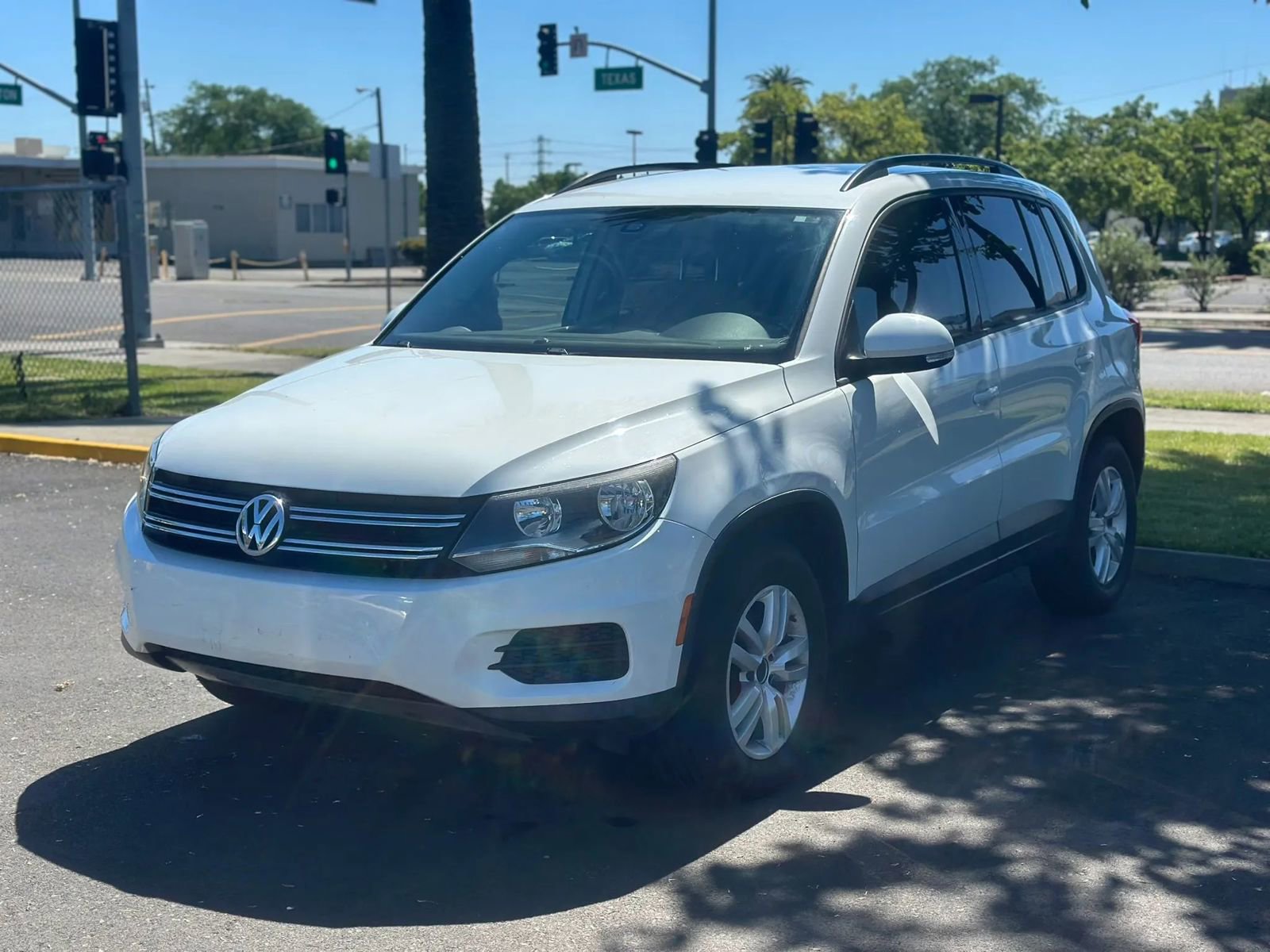 Used 2016 Volkswagen Tiguan SEL FWD image 3