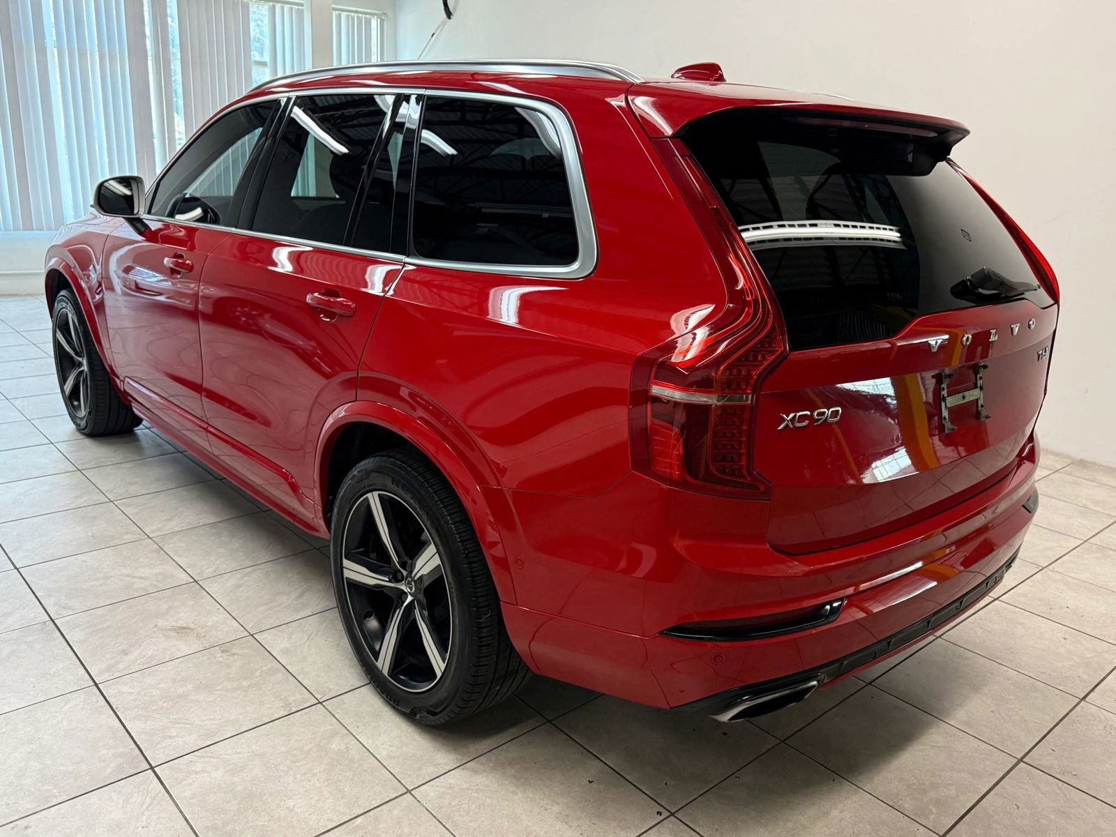 Used 2018 Volvo XC90 T6 R-Design w/ Convenience Package AWD/4WD image 7