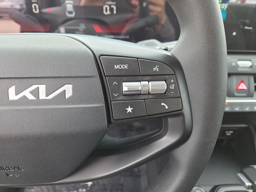 Used 2025 Kia K4 LXS image 27