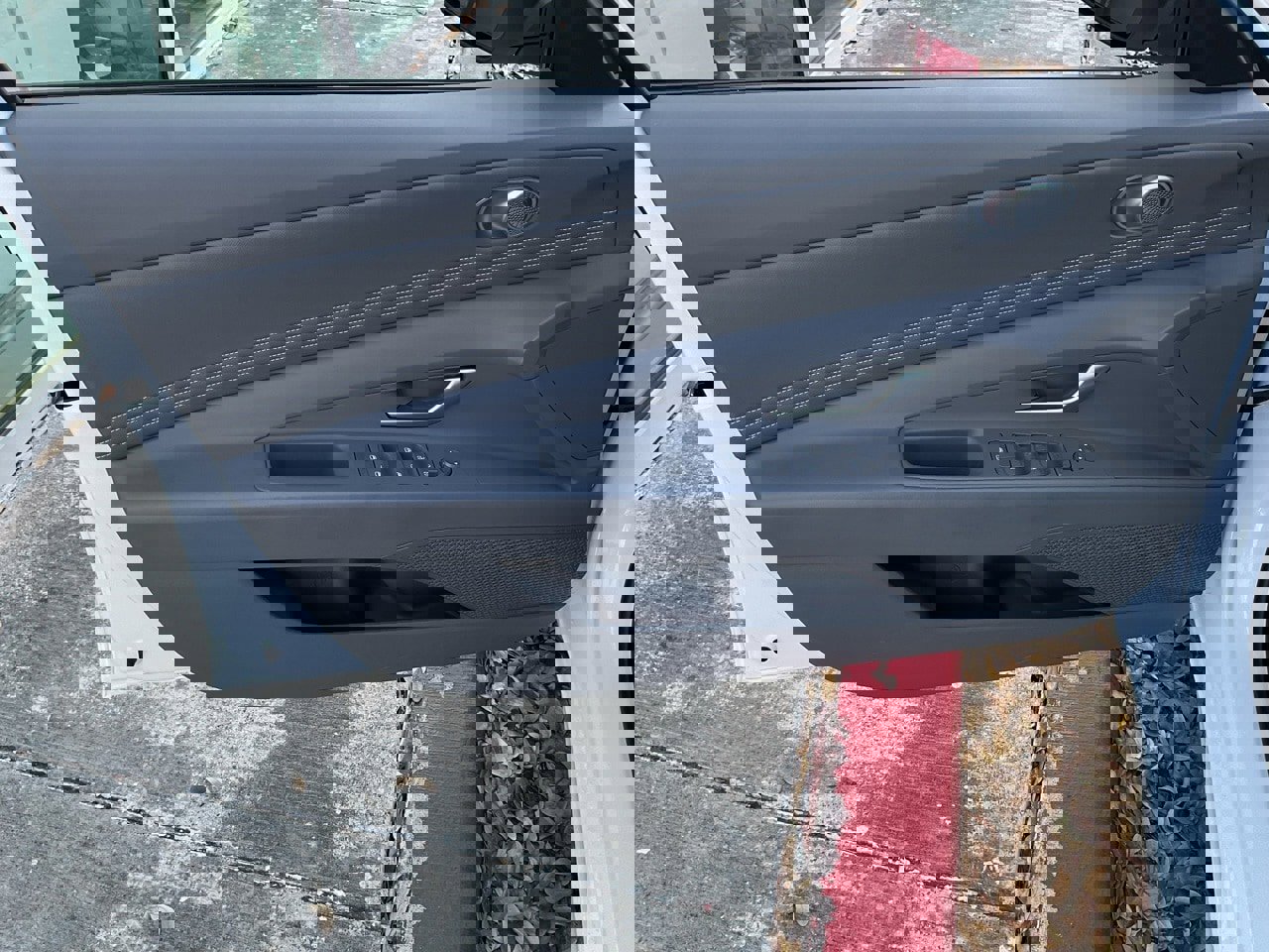 Used 2025 Hyundai Elantra SEL image 12