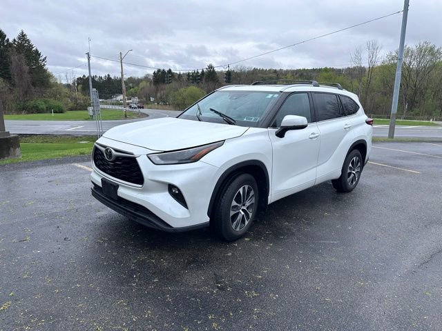 Used 2022 Toyota Highlander XLE AWD/4WD image 7