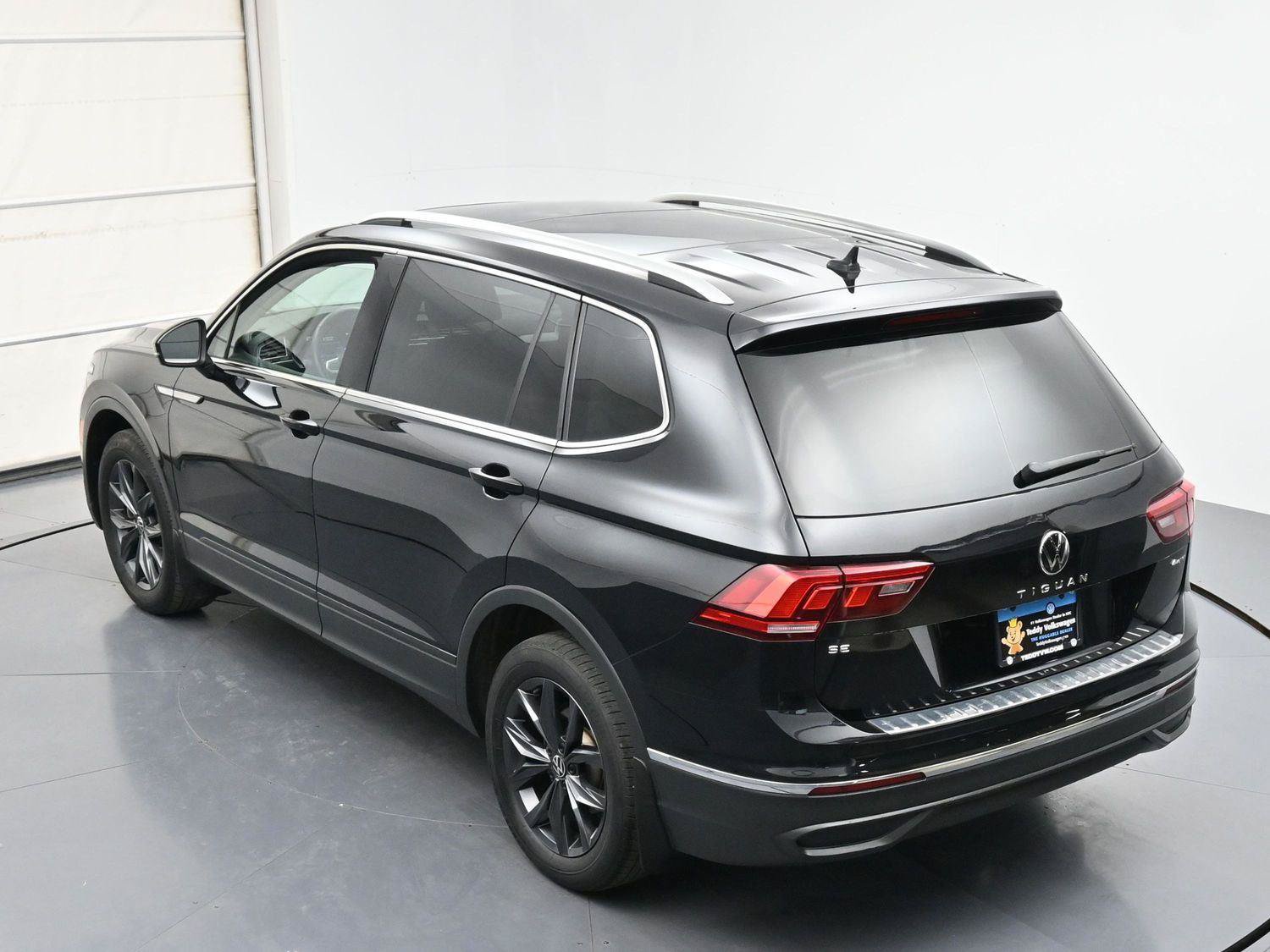 Used 2022 Volkswagen Tiguan SE w/ Panoramic Sunroof Package AWD/4WD image 32