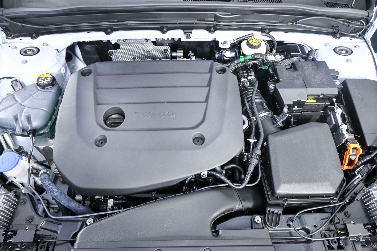 Certified 2026 Volvo XC40 B5 Plus AWD/4WD image 34