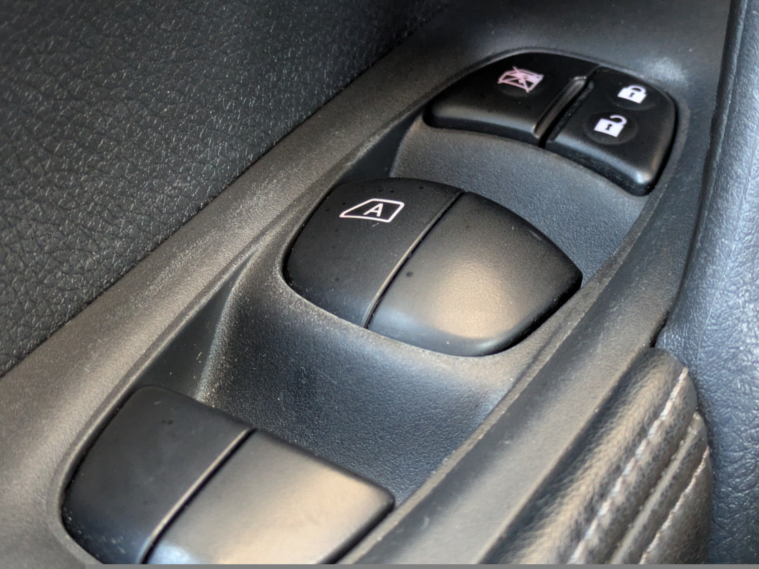 Used 2018 Nissan Rogue SV FWD image 23