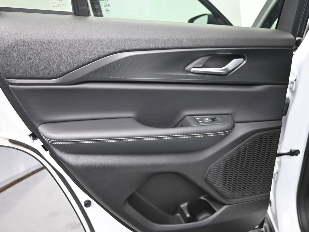 Used 2024 Jeep Grand Cherokee Laredo w/ Luxury Tech Group I image 14