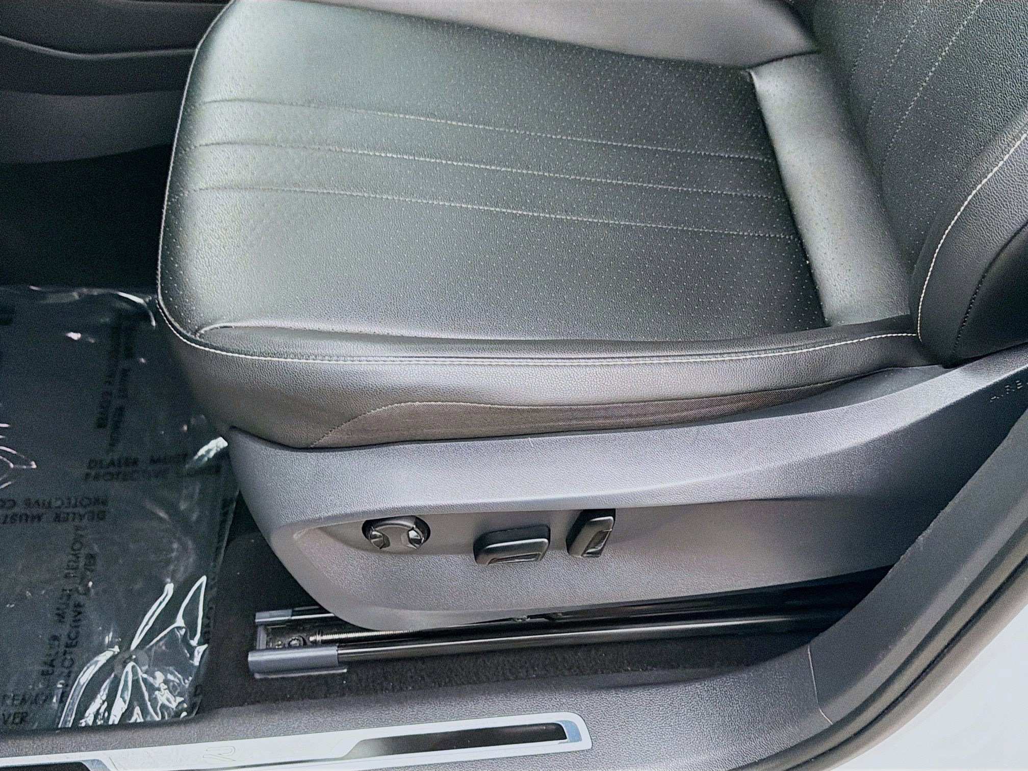 Used 2023 Volkswagen Tiguan SE R-Line image 18