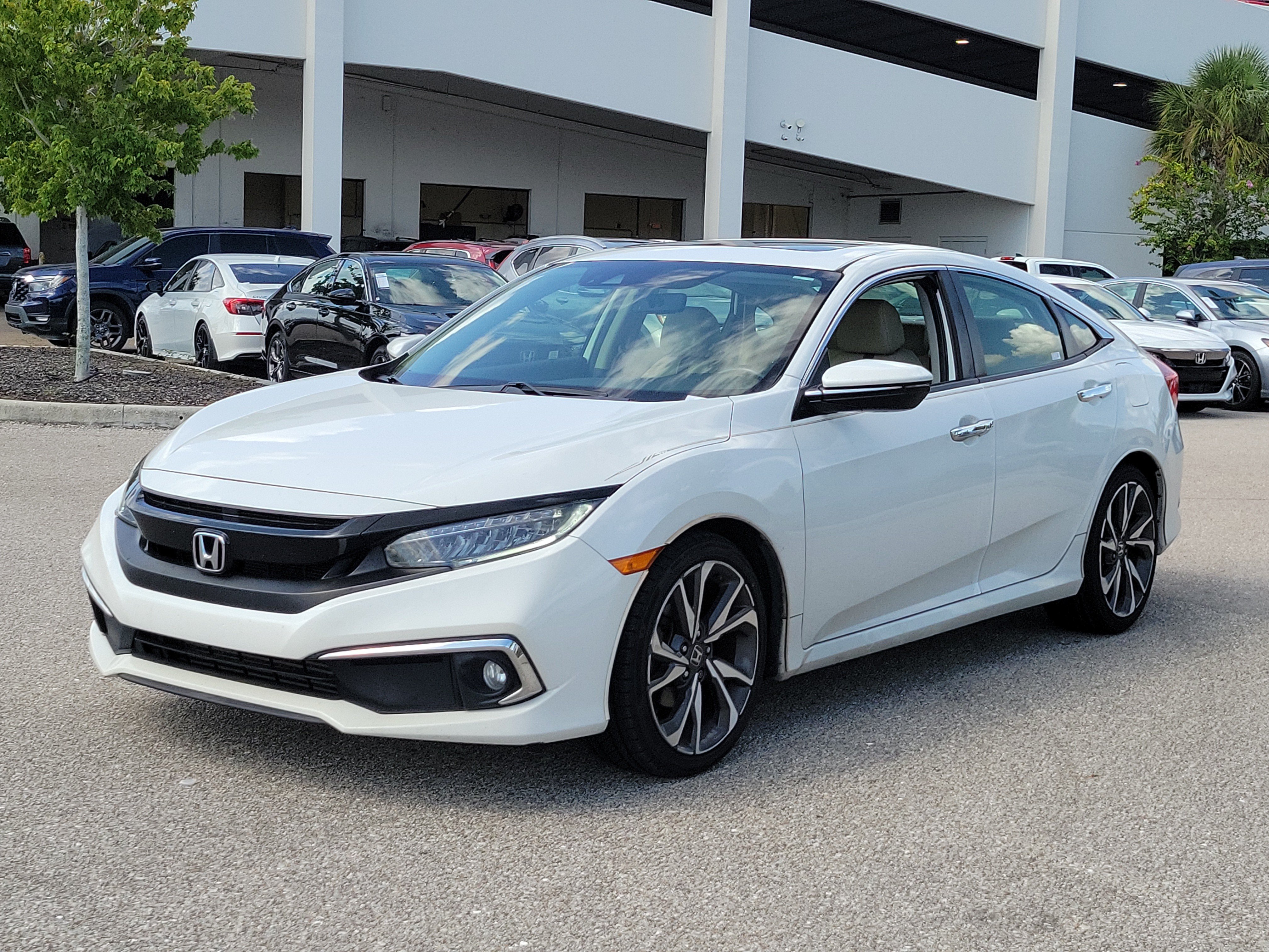 Used 2019 Honda Civic Touring image 3