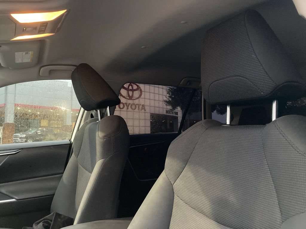 Used 2019 Toyota RAV4 LE FWD image 9