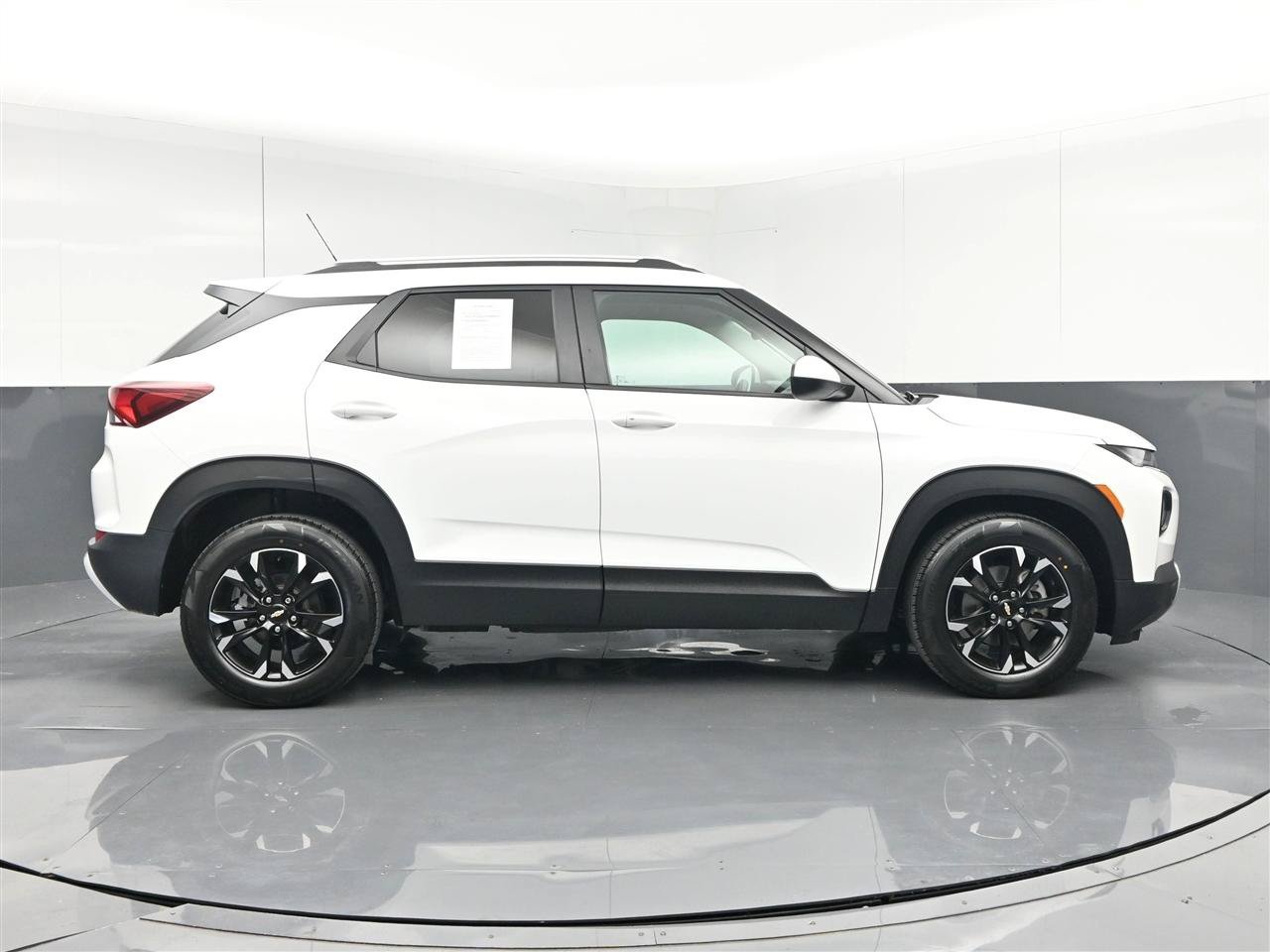 Used 2022 Chevrolet TrailBlazer LT w/ Convenience Package FWD image 4