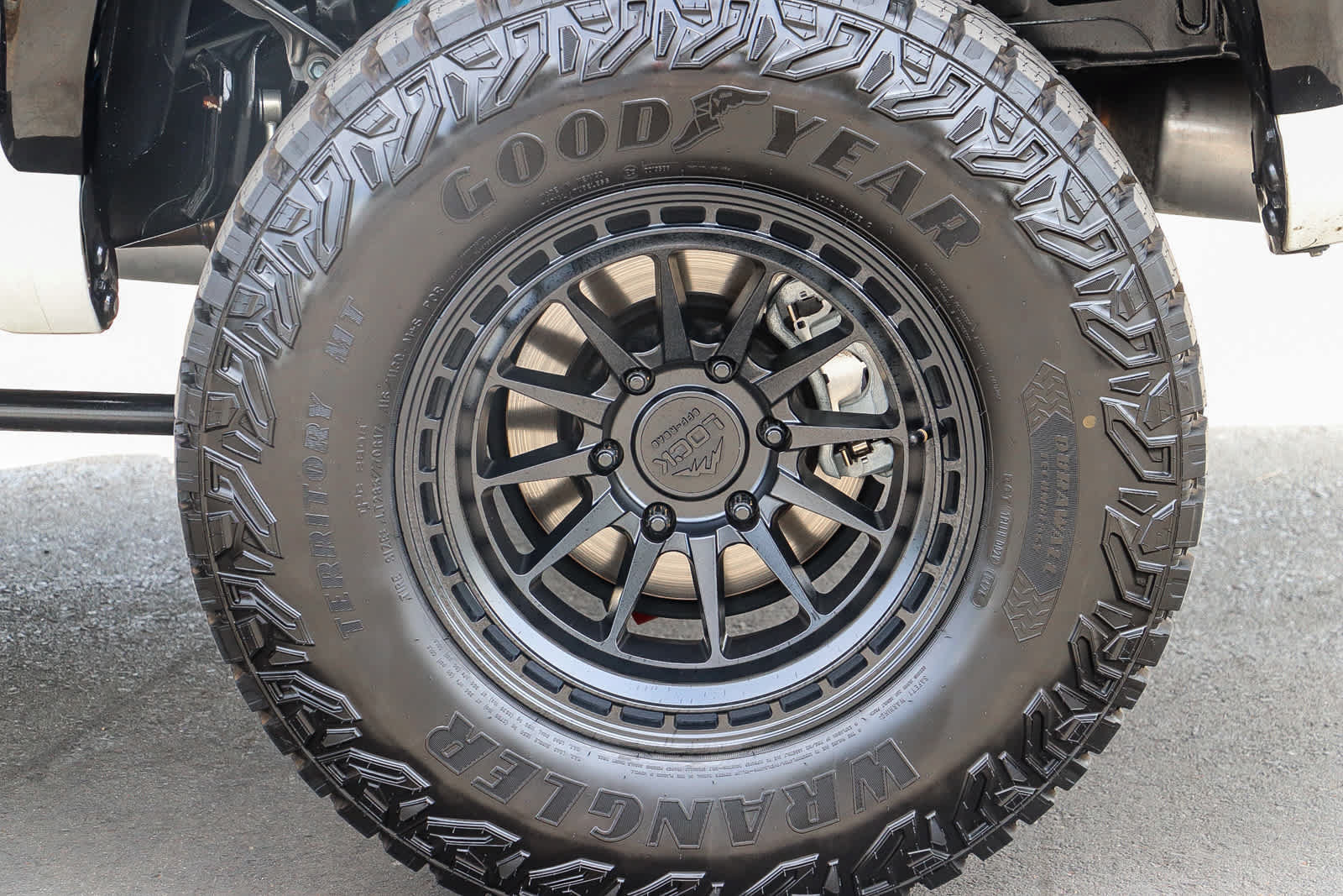 Used 2025 Toyota Tacoma SR5 AWD/4WD image 12