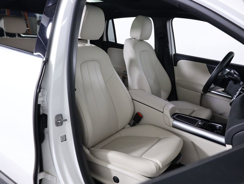 Used 2025 Mercedes-Benz GLA 250 4MATIC image 49