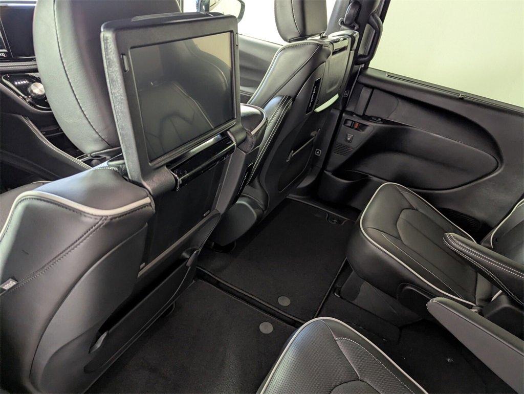 New 2026 Chrysler Pacifica Limited w/ Uconnect Theater Family Group image 17