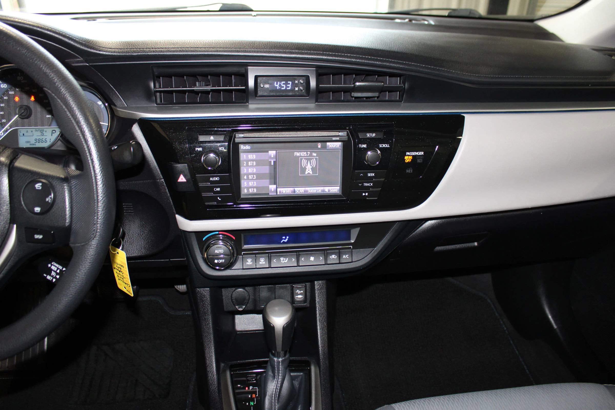 Used 2015 Toyota Corolla LE FWD image 12