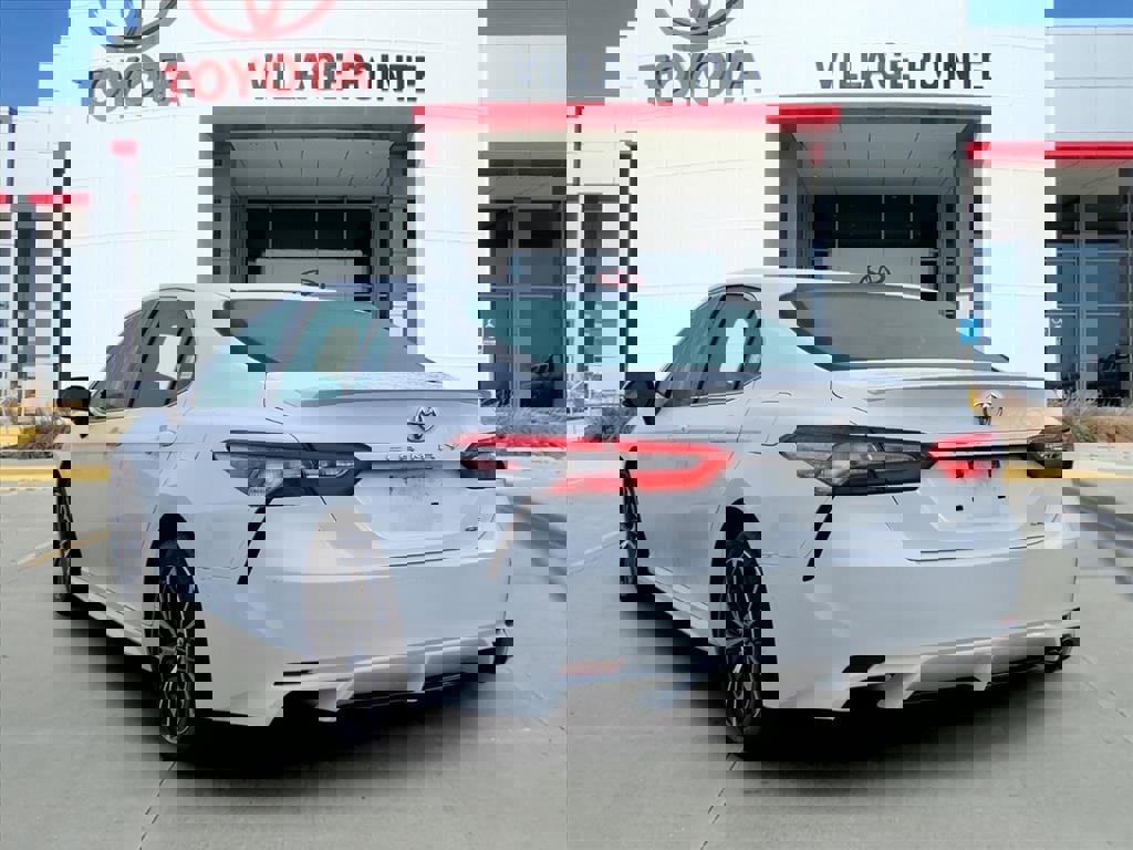 Used 2018 Toyota Camry SE w/ Convenience Package image 5