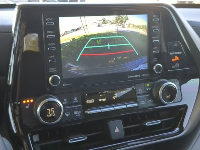 Used 2021 Toyota Highlander XLE image 18