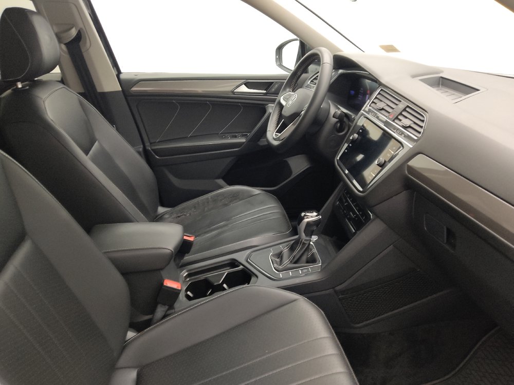 Used 2023 Volkswagen Tiguan SE w/ Panoramic Sunroof Package FWD image 21