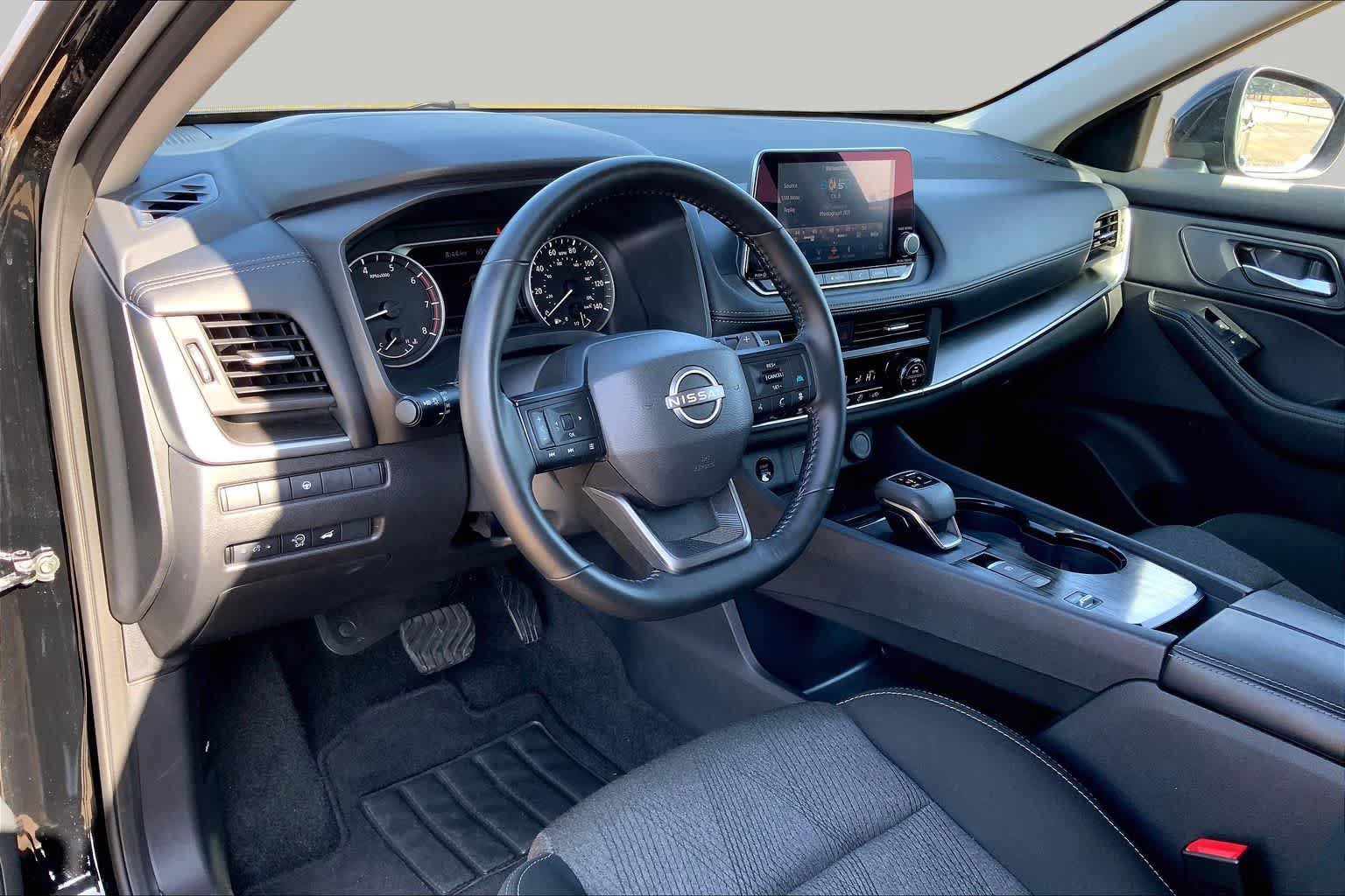 Used 2025 Nissan Rogue SV FWD image 18