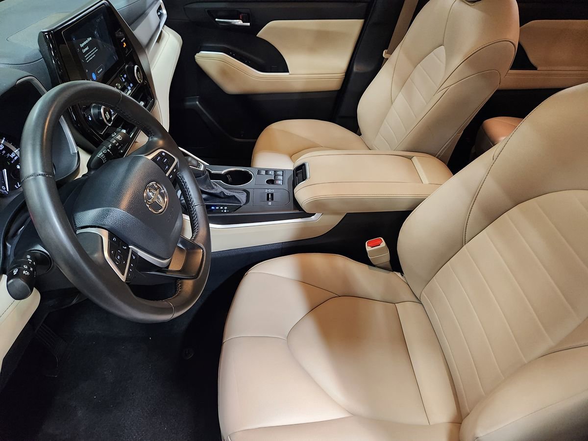 Used 2024 Toyota Highlander XLE FWD image 31