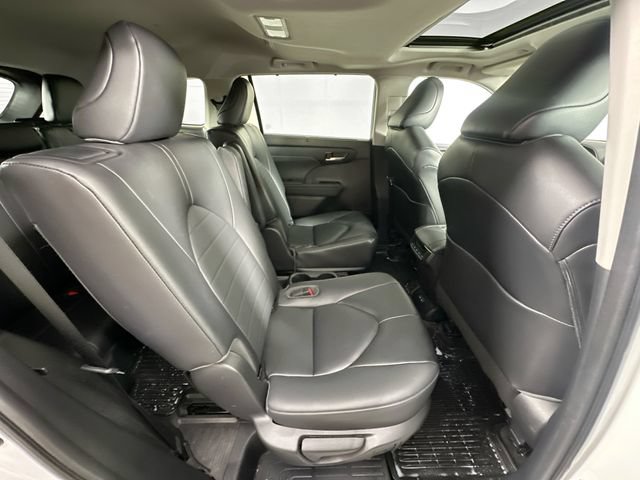 Used 2023 Toyota Highlander XLE AWD/4WD image 28