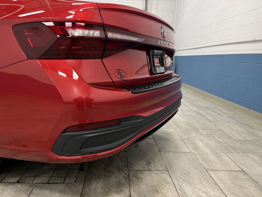 Used 2025 Volkswagen Jetta SE w/ Sunroof Package image 32