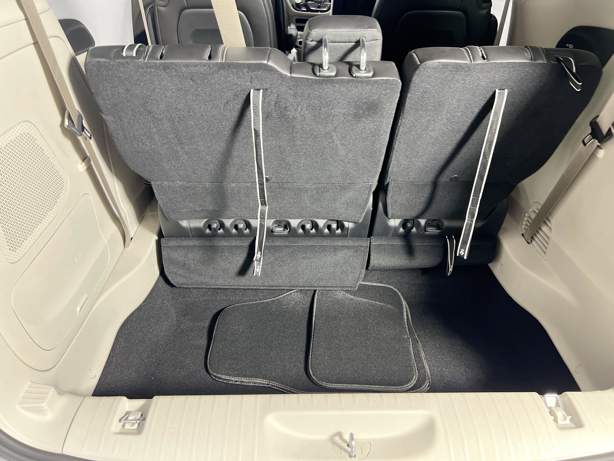 Used 2023 Chrysler Pacifica Touring-L w/ Uconnect Theater Family Group image 27