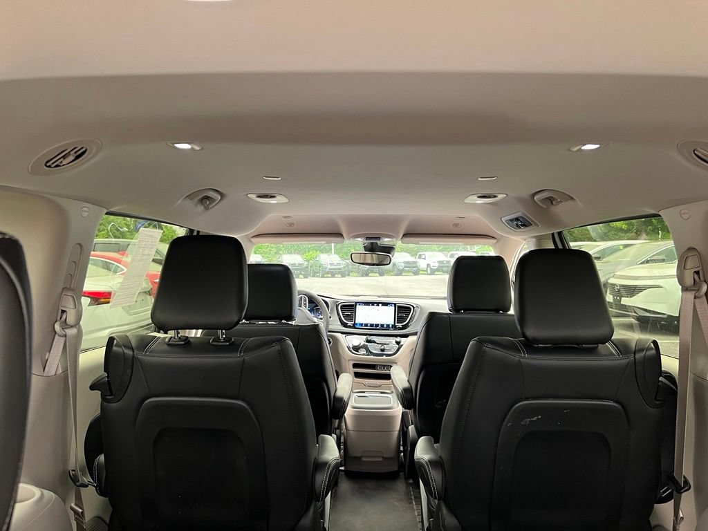 Used 2024 Chrysler Pacifica Limited FWD image 20