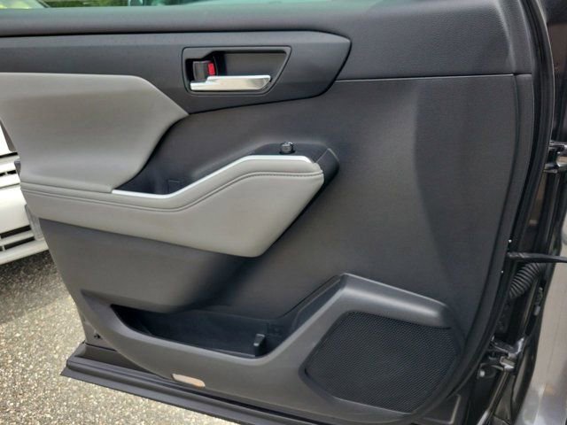 Used 2022 Toyota Highlander XLE image 36