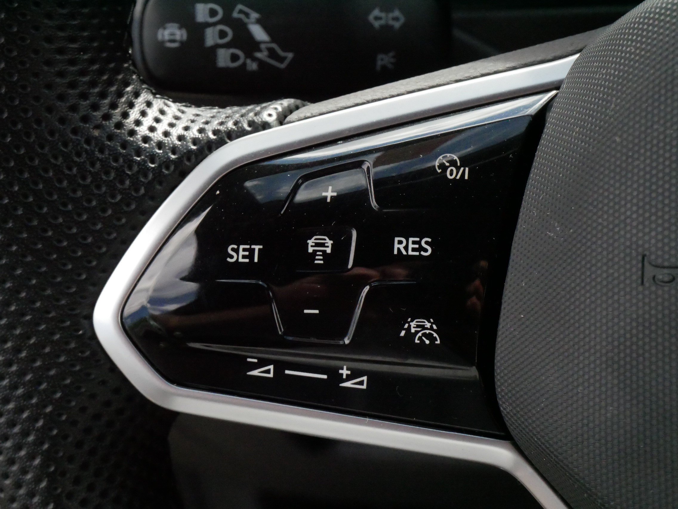 Certified 2023 Volkswagen Tiguan SE R-Line AWD/4WD image 25