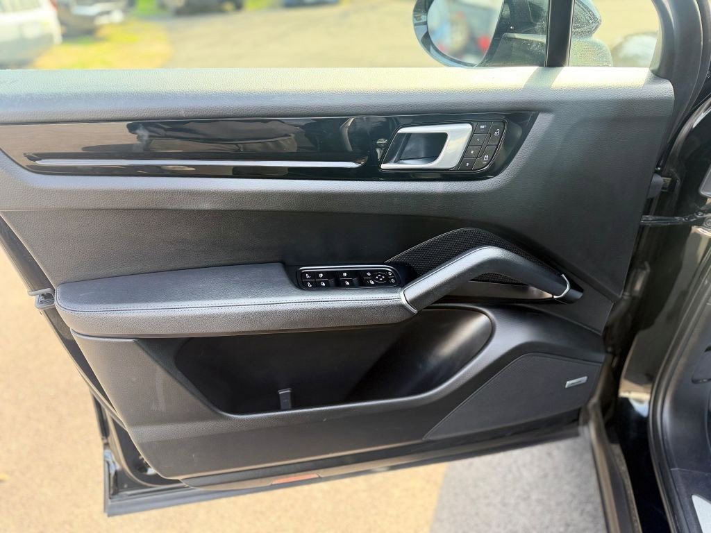 Used 2022 Porsche Cayenne image 9