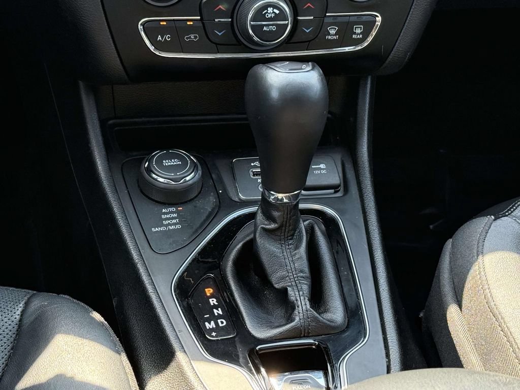 Used 2019 Jeep Cherokee Limited AWD/4WD image 23
