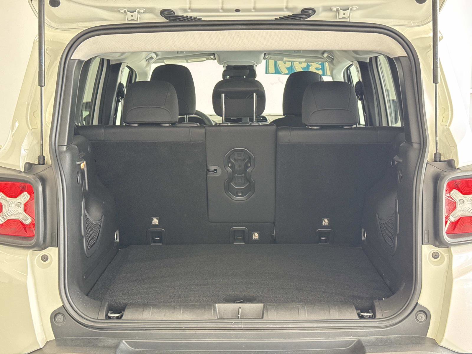 Used 2018 Jeep Renegade Latitude w/ UConnect 8.4 Nav Group FWD image 26