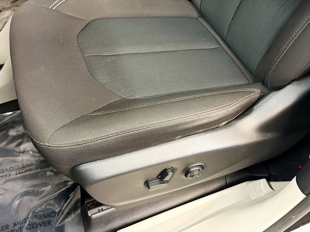 Used 2023 Chrysler Voyager LX image 17