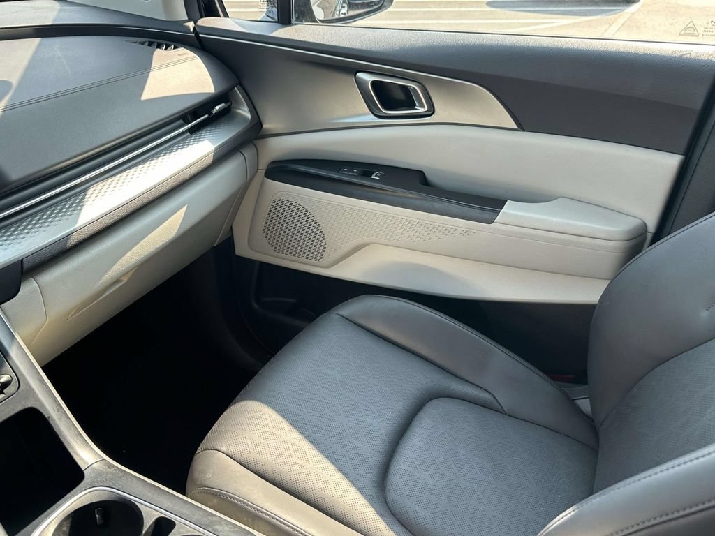 New 2024 Kia Carnival LX FWD image 30